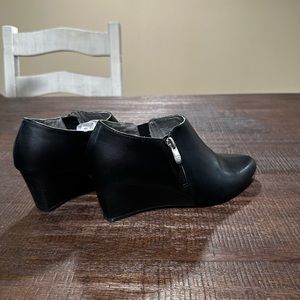 black wedges